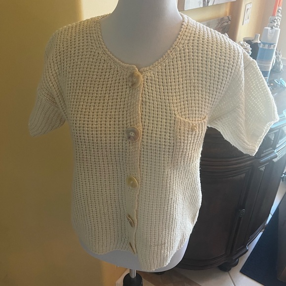 Beautiful, beige sweater, possibly homemade. Size small - Picture 4 of 6